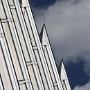 Die Aluminium- Glas- und Stahlsturktur besteht aus 17 Spitzen. Diese Zahl ist rein zufällig. Es sollten eigentlich mehr Spitzen und eine grössere Kapelle werden, was aber zu teuer wurde.