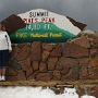 Pikes Peak  ist ein Berg mit einer Höhe von 4.301 m  in der Front Range der Rocky Mountains. Er wurde benannt nach Zebulon Pike, einem Forschungsreisenden, der 1806 die Pike-Expedition in das südliche Colorado anführte. Auf seinem Gipfel befindet sich eine Forschungsanstalt sowie ein kleiner Andenkenladen.<br />Mit der Bahn hoch gefahren am 13.5.2007