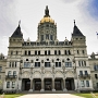 Da es in Connecticut nicht sehr viele Schilder zu bewundern gibt kommen jetzt noch ein paar Bilder des Capitols in Hartford. Zunächst von aussen.....