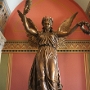 Die Originalstatue wurde bei der Renovierung des Capitols 1987 restauriert und steht jetzt ein paar Meter neben der neuen Statue.