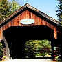 The Battleground<br />Nach den Brücken des Madison County kommen jetzt einige aus Neuengland.<br /><br />In der Nähe der Mad River Glen Ski Area und dem Sugarbush Ski Resort in Vermont.<br />Baujahr 1974, also noch recht jung und wahrscheinlich nur als Touristenfalle gebaut.<br />Die Brücke ist die Einfahrt zu den recht luxuriösen Condos, die man dort mieten kann.<br /><br />Ein komplettes Bild von der Seite war wg. der vielen Bäume nicht möglich.
