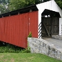 The Willows Covered Bridge<br />In Lancaster/Pennsylvania.<br />Es ist eine Kombination aus 2 Brücken, der 1871 erbauten Millers Farm Bridge und der 1855 erbauten Goods Farm Bridge<br />1962 sollten beide Brücken zerstört werden. Adolph Neuber - Besitzer der Amish Farm & House - wurde die Millers Farm Bridge vom Lancaster County zur Renovierung geschenkt. Dazu kaufte er die Fords Farm Bridge und baute aus beiden diese Brücke.<br />Der Name "The Willows" leitet sich von Mr. Neubers Restaurant, das direkt neben der Brücke stand, diese also mehr zur Werbung gedacht war.