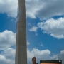 Das Washington Monument ist ein weißer Marmor-Obelisk, der sich genau auf der Verbindungsgeraden zwischen dem Capitol State Building und dem Lincoln Memorial in Washington D.C.befindet. Dieses Denkmal wurde zu Ehren des ersten Präsidenten der Vereinigten Staaten von Amerika, George Washington, errichtet. Das Monument wurde von Robert Mills entworfen. Die Bauphase dauerte von der Grundsteinlegung am 4. Juli 1848 bis zum 6. Dezember 1884.<br />Das Spiegelbild des Monuments kann im sogenannten Reflecting Pool betrachtet werden, wenn das Wetter mitspielt.<br />Besucht bzw. oben gewesen am 6.8.2009