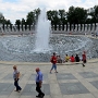 Das World War II Memorial erinnerte an die im Zweiten Weltkrieg gefallenen US-Soldaten.<br />Das Denkmal besteht aus 56 in 2 Reihen, im Halbkreis angelegte Säulen, die einen großen Springbrunnen, den Rainbow Pool, umrahmen. Jede Säule ist mit einem metallischen Kranz bestückt (Eiche und Weizen), welche einen Staat oder ein Gebiet des Landes vertritt. Jede Reihe für sich stellt die atlantischen und die pazifischen Kriegsgebiete dar.<br /><br />Von der 17. Straße West führt eine Treppe bis zum Brunnen. Gemeißelte Tafeln stellen verschiedene Kriegsszenen dar. Eine Mauer, die "Freedom Wall", mit 4048 Sternen ehrt die getöteten Soldaten. Jeder Stern steht für 100 im Krieg getötete Amerikaner. Vor der Wand steht: "Here we mark the price of freedom"