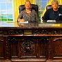 Wenn man rein käme, kölnnte man so ein Bild machen falls der Präses mal aushäusig ist. Da man aber nicht rein kommt, kann man sich bei den White House Gifts an der Ecke Pennsylvania/15th St. NW knipsen lassen, entweder für 5 $ oder wenn man für mindestens 5 $ eingekauft hat.