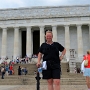 Das Lincoln Memorial ist ein Denkmal zu Ehren Abraham Lincolns, des 16. Präsidenten der USA.<br />Es wurde von Henry Bacon entworfen und zwischen 1915 und 1922 erbaut. Es liegt an der National Mall in Washington D.C.<br />Die 36 dorischen Säulen des von griechischem Stil geprägten Monuments symbolisieren die 36 Staaten, welche zur Amtszeit Lincolns die USA bildeten. Später wurden die Namen der weiteren 12 US-Staaten um das Dach des Denkmals herum eingemeißelt, wiederum später folgten zwei Tafeln im Boden für die neuen Staaten Hawaii und Alaska.<br />Besucht am 11.6.2013