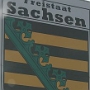 Der Freistaat Sachsen entstand 1918 nach der Abdankung des sächsischen Königs und Auflösung des Königreich Sachsen. 1945 entstand das Land Sachsen als Teil der Sowjetischen Besatzungszone aus dem Gebiet des ehemaligen Freistaates und den Teilen der preußischen Provinz Schlesien westlich der Neiße. 1952 wurden die Länder in der DDR aufgelöst und in 14 kleinere Bezirke aufgeteilt (Sachsen in Leipzig, Chemnitz (später Karl-Marx-Stadt) und Dresden). Das Land wurde im Herbst 1990 wiedererrichtet.<br /><br />Im Freistaat Sachsen werden hauptsächlich meißenische und lausitzische Dialekte gesprochen, die zu der ostmitteldeutschen Dialektgruppe gehören. In der Lausitz wird ein obersorbischer Dialekt der sorbischen Sprache, die zur westslawischen Sprachgruppe gezählt wird, von rund 60.000 Sorben gesprochen. Diese Sprache ist aber in ihrer Existenz gefährdet. Des weiteren existieren vogtländische und erzgebirgische Dialekte als Mischformen mit dem Ostfränkischen und Nordbairischen.<br /><br />Wer diese Dialekte gerne hört, sollte sich alle nachmittäglichen Talkshows ansehen.....<br />Hauptstadt: Dresden