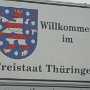 Thüringen liegt in der Mitte Deutschlands und grenzt an die Länder Hessen (270 km), Bayern (381 km), Sachsen (265 km), Sachsen-Anhalt (296 km) und Niedersachsen (112 km). Der Freistaat Thüringen gehört zusammen mit Sachsen-Anhalt und Sachsen zu Mitteldeutschland. Wegen seines Waldreichtums wird Thüringen auch das Grüne Herz Deutschlands genannt.<br />