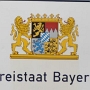 Bayern ist das flächengrößte Land Deutschlands. Auf 70.550 Quadrakilometern leben und arbeiten rund 12,5 Millionen Menschen. Die Landesgrenzen sind 2.705 Kilometer lang. <br />In Bayern sind die Menschen schlauer als im Rest der Republik, haben eine andere Regierungspartei als im Rest der Republik, haben die -meistens- beste Fußballmannschaft der Republik, auch wenn nur wenige Bayern mitspielen und trinken mehr Bier als der Rest der Republik. <br />Hauptstadt: München