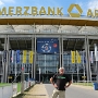 Fußball wird erstligereif manchmal in Frankfurt gespielt, in der Commerzbank Arena. Das ist seit dem 1. Juli 2005 die offizielle Bezeichnung des Waldstadions in Frankfurt am Main. Es liegt südlich des Mains im Frankfurter Stadtwald im Stadtteil Sachsenhausen-Süd.[3] Das 1925 eröffnete, seither mehrfach modernisierte Stadion wurde anlässlich der Fußball-Weltmeisterschaft 2006 von 2002 bis 2005 als reines Fußballstadion neu errichtet. Mit einem Fassungsvermögen von 51.500 Zuschauern gehört es zu den zehn größten Fußballstadien in Deutschland. Die neue Arena wurde am 15. Juni 2005 mit dem Eröffnungsspiel des Konföderationen-Pokals, Deutschland gegen Australien, eingeweiht.