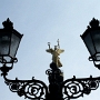 Berlin Siegessäule<br />Die Siegessäule am Großen Stern inmitten des Tiergartens in Berlin wurde von 1864 bis 1873 nach Plänen von Heinrich Strack in Berlin erbaut und steht heute unter Denkmalschutz. Als Anlass für die Erbauung dienten Siege im Deutsch-Dänischen Krieg 1864. Eingeweiht wurde die Siegessäule am 3. Jahrestag der siegreichen Schlacht bei Sedan (Sedanstag), dem 2. September 1873 als „Nationaldenkmal der Einigungskriege“. Sie erinnert an die siegreichen Waffengänge Preußens gegen Dänemark 1864 (Deutsch-Dänischer Krieg), während des Deutschen Krieges 1866 (Preußisch-Österreichischer Krieg) und gegen Frankreich 1870/71 (Deutsch-Französischer Krieg). Aufgrund dieser Siege wurde der Siegessäule eine Bronzeskulptur, die Goldelse, aufgesetzt.