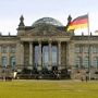 Nach Entwürfen des britischen Architekten Sir Norman Foster erhält das Reichstagsgebäude eine begehbare Glaskuppel. Während des Umbaus sind historische Spuren wie die Kritzeleien russischer Soldaten auf den Wänden zutage getreten. Es war nicht unumstritten diese Zeitdokumente zu erhalten, einige Parlamentarier kritisierten, dass unverhältnismäßig viele dieser Sprüche erhalten wurden.<br /><br />Am 19. April 1999 wurde der umgebaute Reichstag mit der ersten Bundestagssitzung feierlich eröffnet. Der Reichstag ist nun wieder Sitz des deutschen Parlaments - dem Deutschen Bundestag.