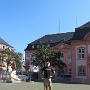 Seit 1951 tagt der rheinland-pfälzische Landtag im Deutschhaus in Mainz. 1999 wurde das sogenannte Abgeordnetenhaus errichtet, das die Büros der Abgeordneten und die Fraktionsgeschäftsstellen vereint. Ein Teil des Gebäudes wird von der Landesregierung genutzt. Die beiden Komplexe sind durch eine Baufuge getrennt, die die Gewaltenteilung zwischen Legislative und Exekutive symbolisiert