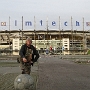 Das Volksparkstadion - hier spielt der Zweitligaverein HSV.<br />Bis Juni 2001 trug die Arena den Namen Volksparkstadion, bis Juli 2007 AOL Arena und bis Juni 2010 HSH Nordbank Arena, bis 2015 Imtech Arena. Zur Fußball-Weltmeisterschaft 2006 hieß es FIFA WM-Stadion Hamburg, zu den Europapokalspielen lautet die offizielle Bezeichnung Hamburg Arena. Im Moment heisst es ganz einfach wieder Volksparkstadion. <br />Alles klar?