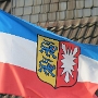 Die Flagge Schleswig-Holsteins ist eine längsgestreifte blauweißrote Trikolore. Sie wird mindestens seit dem 19. Jahrhundert als nationales Symbol gebraucht, erhielt aber erst mit dem Gesetz über die Hoheitszeichen des Landes Schleswig-Holstein vom 18. Januar 1957 offiziellen Charakter.<br />Die Flagge soll die Verbundenheit der beiden Landesteile Schleswig und Holstein ausdrücken. Das Wappen des Herzogtums Schleswig waren zwei blaue Löwen auf gelbem Grunde, während das Herzogtum Holstein das silberne Holsteiner Nesselblatt auf rotem Grund im Wappen trug.