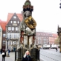 Der Bremer Roland, eine 1404 errichtete Rolandsstatue auf dem Marktplatz vor dem Rathaus, ist ein Wahrzeichen Bremens.<br />Die Figur hat eine Höhe von 5,47 Metern und steht auf einem 60 Zentimeter hohen, gestuften Podest. Im Rücken wird sie von einem Pfeiler gestützt, der von einem gotisch ornamentierten Baldachin gekrönt wird. So erreicht das Denkmal eine Gesamthöhe von 10,21 Metern und ist damit die größte freistehende Plastik des deutschen Mittelalters.