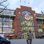Das Millerntor-Stadion (1970–1998: Wilhelm-Koch-Stadion) ist ein Fußballstadion im Hamburger Stadtteil St. Pauli auf dem Heiligengeistfeld. Es ist der Austragungsort der Heimspiele der 1. und gelegentlich auch der 2. Fußballmannschaft des FC St. Pauli. Seit der Fertigstellung der Gegengerade fasst das im Umbau befindliche Stadion 29.063 Besucher.<br />Auf der Jahreshauptversammlung am 18. November 2007 beschlossen die Mitglieder des FC St. Pauli mit großer Mehrheit, dass der Name „Millerntor-Stadion“ nicht zu Zwecken der Werbung, des Sponsorings, der sonstigen Erhöhung der finanziellen Einnahmen oder als Gegenleistung für finanzielle Zuwendungen an den Verein oder verbundene Gesellschaften verkauft, erweitert oder verändert werden darf. Dafür heisst das HSV-Stadion eben jedes Jahr anders.....