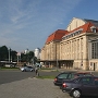 Leipzig - Hauptbahnhof<br />Der nach dreizehnjähriger Bauzeit durch Wilhelm Lossow und Hans Kühne 1915 eingeweihte Leipziger Hauptbahnhof gilt mit seinen 24 Bahnsteigen als einer der größten Kopfbahnhöfe und (neben dem Frankfurter) als bedeutendster Personenbahnhof Europas. <br />Auffallend an diesem Bauwerk ist sein Dualismus. Verkörpert er doch die erst 1934 aufgehobene Staatsbahnverwaltung, während der der östliche Teil des Bahnhofes unter sächsischer und der westliche unter preußischer Hoheit stand.<br />Im Zweiten Weltkrieg wurde der Bahnhof schwer beschädigt und seither zweimal rekonstruiert.<br />Nach nur zweijähriger Bauzeit wurde im November 1997 ein modernes Dienstleistungs- und Servicezentrum - die "Hauptbahnhof-Promenaden" - unter den Querbahnsteigen des Leipziger Hauptbahnhofes fertiggestellt.<br /><br />Im Hintergrund ist der "Uniriese" zu sehen, mit 142,5 Metern das höchste Gebäude Leipzigs. Es entstand zwischen 1968 und 1972 nach Entwürfen des Architekten Hermann Henselmann. Heute wird es als Bürogebäude genutzt und ist in privatwirtschaftlicher Hand. Das Haus wird von einem MDR-Schriftzug "geschmückt", weil das MDR-Orchester in dem Anbau am Fuße des Gebäudes ihr Domizil hat. <br />In den Jahren 1999 bis 2002 wurde das City-Hochhaus komplett saniert, sowohl alle 29 Etagen als auch die Fassade. Auf dem Dach ist eine Aussichtsplattform eingerichtet, diese hat im Herbst und Winter von 10 bis 22 Uhr geöffnet, im Sommer von 10 bis 23 Uhr. Sie befindet sich in einer Höhe von etwa 130 Metern, bietet einen guten Überblick über die Innenstadt und ist daher ein beliebtes Touristenziel.