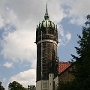 Lutherstadt Wittenberg - Schloßturm<br />Von den beiden Schlosstürmen wurde 1892 einer zum Kirchturm umgebaut. <br />Das am Turm angebrachte Spruchband gibt den Anfang der Worte des wohl berühmtesten Lutherchorals wieder: "Ein feste Burg ist unser Gott, ein gute Wehr und Waffen". <br />An die Kirchentür nagelte Martin Luther seine 95 Thesen, um zur Disputation über den Zustand der Kirche aufzufordern. Damit begann die Reformation.<br />Vermutlich wollte er aber nur heiraten....