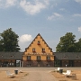 Berlin - Strandbad am Wannsee<br />Das Strandbad in Zahlen: <br />Erbaut: 1907 <br />355.000 qm Gesamtfläche, davon 130.000 qm Wasser <br />1.275 Meter langer Sandstrand <br />540 Meter lange Gebäudezeile - Buden, Umkleidekabinen, Duschanlagen, ... <br />400 mietbare Strandkörbe <br />1.800 mietbare Liegestühle <br />30.000 Badende in Spitzenzeiten 