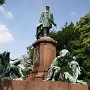 Berlin - Bismarckdenkmal<br />Das Bismarck-Nationaldenkmal wurde 1896 bis 1901 von Reinhold Begas geschaffen. Ursprünglicher Standort war der Platz vor dem Reichstag, 1938 erfolgte die Umsetzung an den Großen Stern. 