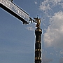 Berlin Siegessäule<br />Die von Friedrich Drake erschaffene Bronzeskulptur stellt Victoria mit Lorbeerkranz, adlergeschmücktem Helm und Feldzeichen mit Eisernem Kreuz dar. Im Volksmund wird sie Goldelse genannt. Zu dieser Bezeichnung kommt die 8,3 Meter hohe und 35 Tonnen schwere Figur aufgrund ihrer Vergoldung. Friedrich Drake entwarf sie nach dem Modell seiner Tochter Margarethe, die Ausführung erfolgte durch den Berliner Bildgießer Hermann Gladenbeck. Sie wurde 1954 wiederhergestellt und neu vergoldet sowie 1989 renoviert.