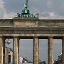 Das Brandenburger Tor steht im Zentrum von Berlin und ist das wichtigste Wahrzeichen der Stadt. Das Bauwerk ist der Abschluss der Straße Unter den Linden. Hinter ihm beginnt der Tiergarten, den die Straße des 17. Juni durchquert. Viele wichtige Ereignisse in der Geschichte Berlins sind mit dem Brandenburger Tor als Staats- und Stadtsymbol verbunden.