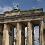Das Brandenburger Tor ist ein 26 m hoher, 65,5 m breiter und 11 m tiefer frühklassizistischer Sandsteinbau. Es erinnert an die Propyläen der Akropolis in Athen. Es hat fünf Durchfahrten, von denen die mittlere etwas breiter ist, und zwei Torhäuser. Es wird durch 15 m hohe dorische Säulen geprägt, die nach ionischer Art kanneliert sind und am Fuß einen Durchmesser von 1,75 m haben. Die Attika und die Innenseiten der Durchfahrten sind mit Reliefs bedeckt, die unter anderem Taten des Herkules, den römischen Kriegsgott Mars, der das Schwert in die Scheide steckt, und die Göttin Minerva darstellen. Nach der Niederlegung der Stadtmauer 1867/68 fügte der Schinkel-Schüler Johann Heinrich Strack 1868 dem Tor zu beiden Seiten die niedrigeren offenen Säulenhallen an.<br /><br />Das Tor wird gekrönt durch eine etwa 5 m hohe in Kupfer getriebene Skulptur, die Quadriga, die die geflügelte Siegesgöttin darstellt, die einen von vier Pferden gezogenen Wagen in die Stadt hineinlenkt. 
