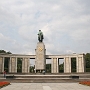 Berlin - russisches Denkmal<br />Grabstätte für 2.500 russische Soldaten, die im April und Mai 1945 bei den Kämpfen um Berlin getötet wurden. <br />Zugleich Ehrenmal der sowjetischen Armee für den Sieg über den Nationalsozialismus. Errichtet im Sommer und Herbst 1945, eingeweiht am 11.11.1945. <br />Im Dezember 1990 von der sowjetischen Armee in deutsche Hände übergeben. Die Gedenkstätte wird durch das Land Berlin gepflegt und erhalten.<br />Gibt es eigentlich auch Gedenkstätten für die deutschen Opfer in Russland?