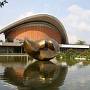 Berlin - Haus der Kulturen der Welt<br />Die Kongresshalle beziehungsweise das Haus der Kulturen der Welt gilt als eines der interessantesten Bauwerke Berlins. Sie wurde 1957 erbaut, gestiftet von den USA, und steht unter Denkmalschutz.<br /><br />Durch ihre außergewöhnliche Architektur gehört die Kongresshalle zu einem neuen Gebäudetypus. Ihre symbolische Funktion, ein Manifest für die Freiheit des Gedankens und des Ausdrucks darzustellen, spiegelt sich in ihrer Architektur wider. Der amerikanische Architekt Hugh Stubbins konzipierte einen Bau, der sich vor allem durch eine großzügige und sehr offene Raumgestaltung kennzeichnet und über ein ungewöhnlich geschwungenes Dach verfügt. Stubbins selbst verstand es immer als ein “Dach des großen Versprechens”. Unter diesem Dach sollte den Leistungen keine Grenzen gesetzt werden. <br /><br />Da Berliner jedem Gebäude einen Spitznamen geben, hat auch dieses einen: Schwangere Auster.