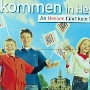  In den Ballungsgebieten allerdings sind Dialekte sehr selten zu hören, es herrscht das Hochdeutsche vor. Das in Rundfunk und Fernsehen häufiger gebrauchte und irreführend als Hessisch bezeichnete Rhein-Main-Deutsch unterscheidet sich grundsätzlich von den Dialekten des historischen hessischen Kernbereiches, wie sie heute zum Teil noch in Nieder-, Ober- oder Osthessen vorkommen. Auch der südhessische Dialekt weist deutlich Unterschiede von der in Radio- und Fernsehen propagierten Mundart auf und wird wie alle hessischen Dialekte heute stark bedrängt.<br />Fläche: 21.114,72 qkm<br />Einwohner: ca. 6,1 Millionen<br />Bevölkerungsdichte: 288 qkm<br />Schulden: 2693 € pro Einwohner<br />Hauptstadt: Wiesbaden
