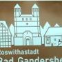 Bad Gandersheim ist eine Kurstadt im Landkreis Northeim, Land Niedersachsen . Die Stadt, deren Namensbestandteil Bad sich auf ihr Soleheilbad bezieht, liegt westlich des Harzes. Nach der Dichterin Roswitha von Gandersheim wird die Stadt auch „Roswithastadt“ genannt.