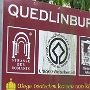 Quedlinburg, plattdeutsch Queddelnborg, offiziell auch Welterbestadt Quedlinburg ist eine Stadt an der Bode nördlich des Harzes im Landkreis Harz. 994 mit dem Stadtrecht versehen, war die Stadt vom 10. bis zum 12. Jahrhundert Sitz der zu Ostern besuchten Königspfalz weltlicher Herrscher und fast 900 Jahre lang eines (zunächst geistlichen, nach der Reformation freiweltlichen) Damenstifts.<br /><br />Quedlinburgs architektonisches Erbe steht seit 1994 auf der UNESCO-Liste des Weltkulturerbes und macht die Stadt zu einem der größten Flächendenkmale in Deutschland.<br /><br />In der historischen Altstadt mit ihren kopfsteingepflasterten Straßen, verwinkelten Gassen und kleinen Plätzen befinden sich gut 2000 Fachwerkhäuser aus acht Jahrhunderten. Am Markt liegt das Renaissance-Rathaus mit der Roland-Statue, südlich davon der Schlossberg mit der romanischen Stiftskirche und dem Domschatz als Zeugnisse des Quedlinburger Damenstifts. Auch der Münzenberg mit der romanischen Klosterkirche St. Marien und im Tal dazwischen die romanische St. Wiperti, der sich anschließende Abteigarten und der Brühl-Park gehören zum Weltkulturerbe.<br /><br />Sehr schön zu sehen wie aus einer in den 70er Jahren völlig verkommenen Stadt mit den westlichen Solidaritätsgeldern etwas neues Altes entstanden ist....<br />