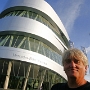Das Mercedes-Benz-Museum befand sich bis zum 18. März 2006 auf dem Gelände des Mercedes-Benz-Werkes Untertürkheim und wurde im Mai 2006 in der Mercedes-Benz-Welt wiedereröffnet. Das Museum nimmt circa 3.500 m² Grundfläche ein und bietet über neun Geschosse verteilt rund 17.000 m² Ausstellungsfläche. Das Gebäude ist 47,5 m hoch und hat einen umbauten Raum von 210.000 m³.