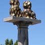 An der Fähre steht ein Jubiläumsgeschenk (1991) vom Ny Carlsberg-Fond - eine Skulptur »Die zwei Hunde« von dem Künstler Poul Isbak