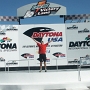 Daytona ist bekannt für die Rennstrecke Daytona International Speedway, die aus einen Oval mit drei Steilwandkurven sowie einem Straßenrennkurs im Innenraum besteht. Auf ersterem fährt die NASCAR u.a. das Daytona 500 und das Pepsi 400, auf letzterem wird mit Einbeziehung der Steilwandkurven und einer Schikane das 24-Stunden-Rennen von Daytona ausgetragen. Auch die Superbike-Motorräder fahren das Daytona 200 dort. Die meisten Rennveranstaltungen finden von Januar bis März statt.<br /><br />Besucht am 5.11.2004