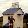 Ochopee Post Office - Irgendwo am Tamiami Trail (Hwy 41) steht in Ochopee das offiziell ›kleinste Postamt der USA‹. Das winzige, weißgetünchte Häuschen mit blauem Briefkasten, über dem an einem Fahnenmast das Sternenbanner im Wind flattert, war ursprünglich ein Werkzeugschuppen. <br /><br />Besucht am 24.12.1988 - 28.12.1991 (im Bild) - 29.11.1993 - 31.12.2007