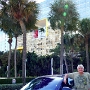 Dasselbe Haus, ein anderes Auto, der selbe Lal@, nur 29 Jahre älter. Am 3.1.2020 geknipst.