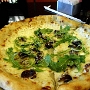 8.10.2015<br />Roasted Mushroom Pizza. Mit Knoblauchcreme, Ziegenkäse, Arugula (was auch immer das sein mag) und Parmesan.<br />Von Wolfgang Puck im Flughafen O'Hare/Chicago<br />Sehr lecker....