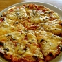 23.5.2016<br />Pizza Schinken/Champignons beim Artemis Grill<br />5 €<br />recht geschmacksneutral, ähnlich wie bei Trulli nebenan.