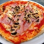 8.6.2016<br />Pizza Prosciutto bei Momo, Küppersstraße 41, am Starlight Theater<br />Prosciutto Funghi gab es nicht, die Pilze kosteten 1 € extra, recht unverschämt bei einem Pizzapreis von 7,90 €. Dafür gab es keine Pizzabrötchen als Vorspeise.<br />Zum Geschmack: sehr lecker, auch die knusprige Kruste. 