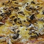 27.7.2016<br />Große Pizza (36 cm) mit Schinken und Pilzen in der Pasta Bar in der Via Bartolo im Ruhrpark.<br />12,40 € - die teuerste Pizza aller deutschen Zeiten bisher. Ok, 36 cm sind 10 mehr als üblich, aber in der Osteria nur ein paar Meter weiter gibt's 50 cm für 9,90.<br />Optisch sehr einladend, geschmacklich leider eher neutral. Ich hab nachgesalzen, aber viel besser wurde es dadurch nicht. Muss nicht nochmal sein.....