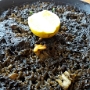 16.8.2016<br />Paella Arroz Negro in der Kontiki Bar an der Platja de Palma<br />Calamar, mejilllones, gambas, tinta de calamar, guisantes, pimiento y alcachofas.<br />Mit 1 großen Bier 12,30 €<br />Auch hier gab's aufgetaute Paella - aber lecker. In der Größe könnte die auch in Deutschland angeobten werden, bei Frosta gibt's ja nur 300 Gramm.