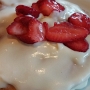 18.9.2016<br />Strawberries & Cream Pancakes Breakfast bei Denny's<br />Two new fluffy buttermilk pancakes filled with white chocolate chips, topped with vanilla cream and fresh strawberries. Served with two eggs and hash browns, plus your choice of 2 strips of bacon or 2 sausage links.