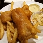 2.6.2017<br />Haddock Fish & Chips $16 in der Explorers Lounge im Hotel Lake Louise Inn<br />Two freshly battered haddock loins served with home-made coleslaw and house made tartar sauce.