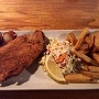 19.8.2017<br />Fish & Chips mit speckummantelten Scallops bei Grannan’s im Market Square in Saint John. Die Scallops sehen wie Currywurst aus, oder?