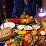 18.11.2017<br />Restaurant Landau, Langendreer<br />Hauptspeisen:<br />Plato de Pescado variado 16.80 €<br />Gemischter Fischteller mit gebratenen Fischfilets, Sardine, Sardellen, Grünschalmuscheln, Gambas und Tintenfischringe zu Brot, Aioli und Salat<br /><br />Maurische Spieße 14.80 €<br />Marinierte gebratene Hähnchenbrust-Spieße** mit frittierten Kartoffelecken, Chilisauce und Salat. Der Spieß hängt links hinten.....