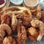 29.1.2018<br />Forrest's Seafood Feast bei Bubba Gump im Bayside in Miami<br />Mama Blue's fried Shrimp, hand battered Fish & Chips and our made from scratch Seafood Hush Pups. Served with Fries and our homemade Dippin' Sauces, Tartar, Cocktail and Remoulade. Forrest's favourite Meal after a Day on the Boat. 