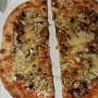 22.4.2018<br />Pizza Funghi von Dudu. Bei der Arbeit muss man nehmen was geliefert wird - diese Pizza war gar nicht so schlecht....