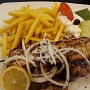 22.6.2018<br />Grillteller bei "Der Grieche" im Ruhrpark<br />Souvlaki, Soutzouki, kleines schweinesteak, Gyros, Tzatziki, Zwiebeln, Pommes und Salat. 13,90 €<br />Gyros schmeckte gut, das Soutzouki war auch schmackhaft, das Steak und das Souvlaki war neutral, geschmacklos und recht zäh.<br />Für ein Mittagessen viel zu viel.